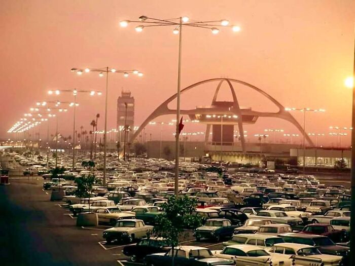 “Bro Lives In A Truman Show”: 81 Beautiful Yet Unnerving Liminal Spaces You Can’t Stop Looking At