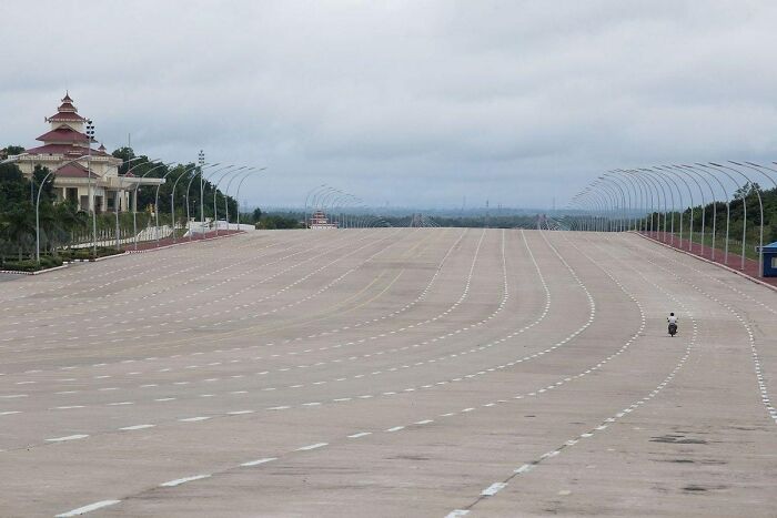 “Bro Lives In A Truman Show”: 81 Beautiful Yet Unnerving Liminal Spaces You Can’t Stop Looking At