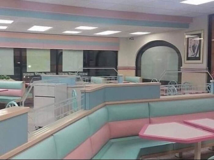 “Bro Lives In A Truman Show”: 81 Beautiful Yet Unnerving Liminal Spaces You Can’t Stop Looking At