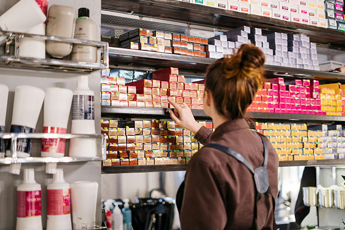 Customer Gets Shamed By Salon Employee Over Box Dye, Decides A One-Star Review Is The Best Revenge