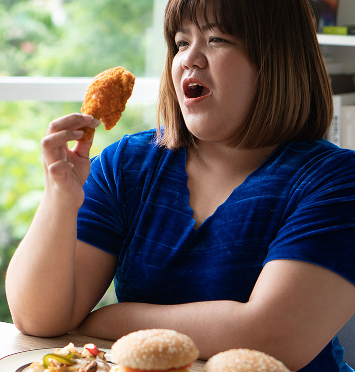 Woman Is Tired Of Splitting The Restaurant Bill With Her Overweight Friends, Asks For Help