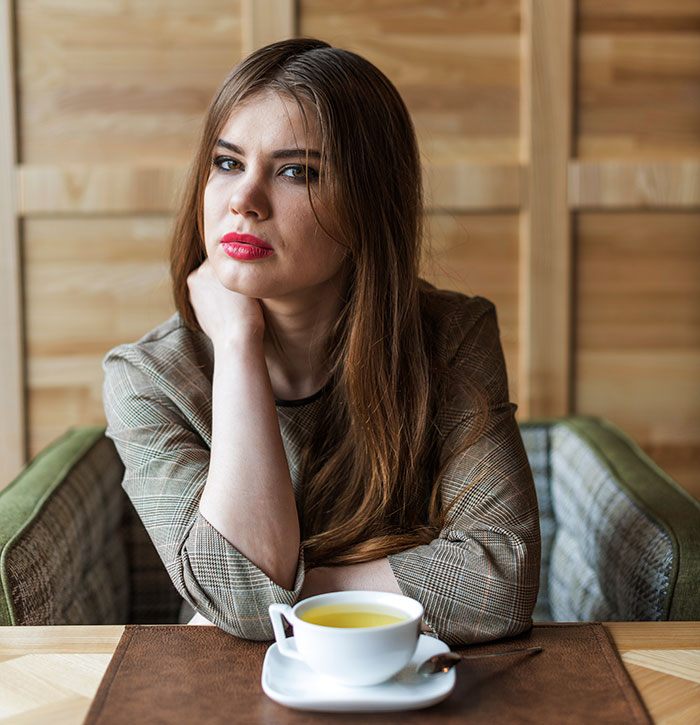 Woman Is Tired Of Splitting The Restaurant Bill With Her Overweight Friends, Asks For Help