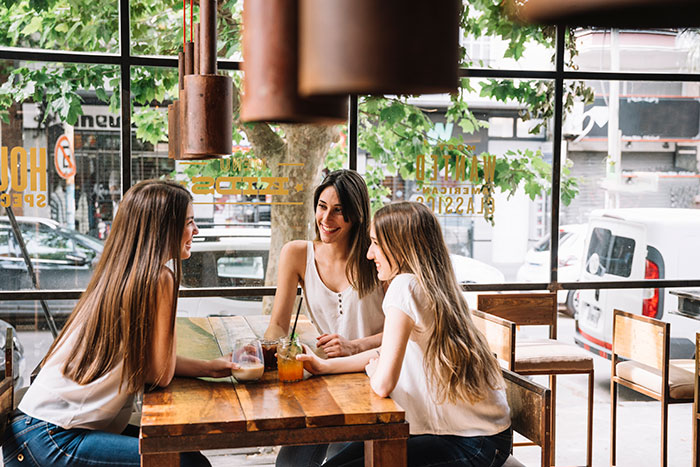 Woman Is Tired Of Splitting The Restaurant Bill With Her Overweight Friends, Asks For Help