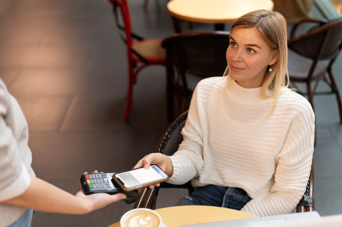 Woman Is Tired Of Splitting The Restaurant Bill With Her Overweight Friends, Asks For Help