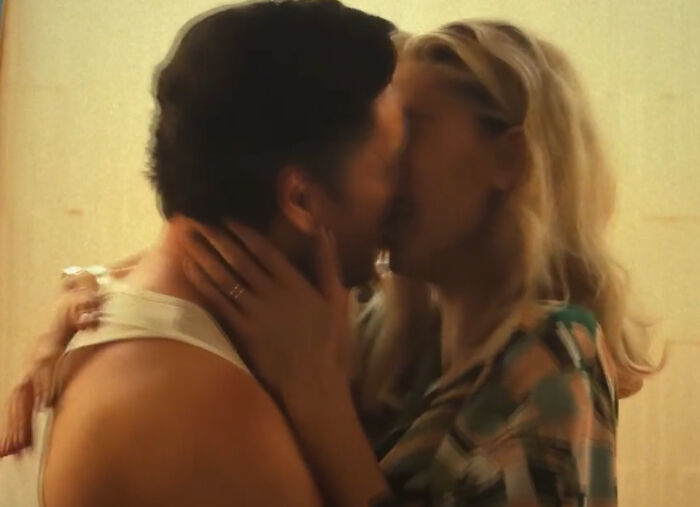 This Online Group Is Dedicated To Bad Movie Details And Here Are 81 Of The Most Confusing Ones (New Pics) This Online Group Is Dedicated To Bad Movie Details And Here Are 81 Of The Most Confusing Ones (New Pics)