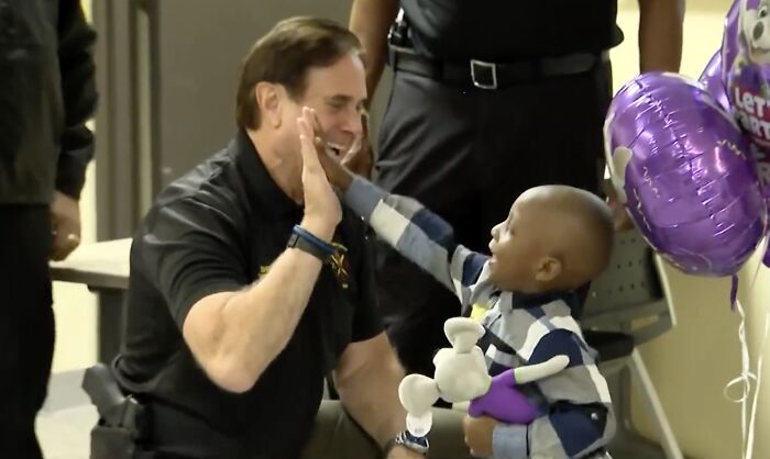 “Smart Little Guy”: 3-Year-Old Hero Saves Mom’s Life After She Falls Unconscious “Smart Little Guy”: 3-Year-Old Hero Saves Mom’s Life After She Falls Unconscious