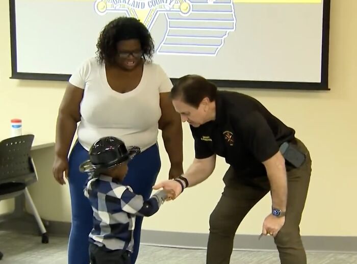 “Smart Little Guy”: 3-Year-Old Hero Saves Mom’s Life After She Falls Unconscious “Smart Little Guy”: 3-Year-Old Hero Saves Mom’s Life After She Falls Unconscious