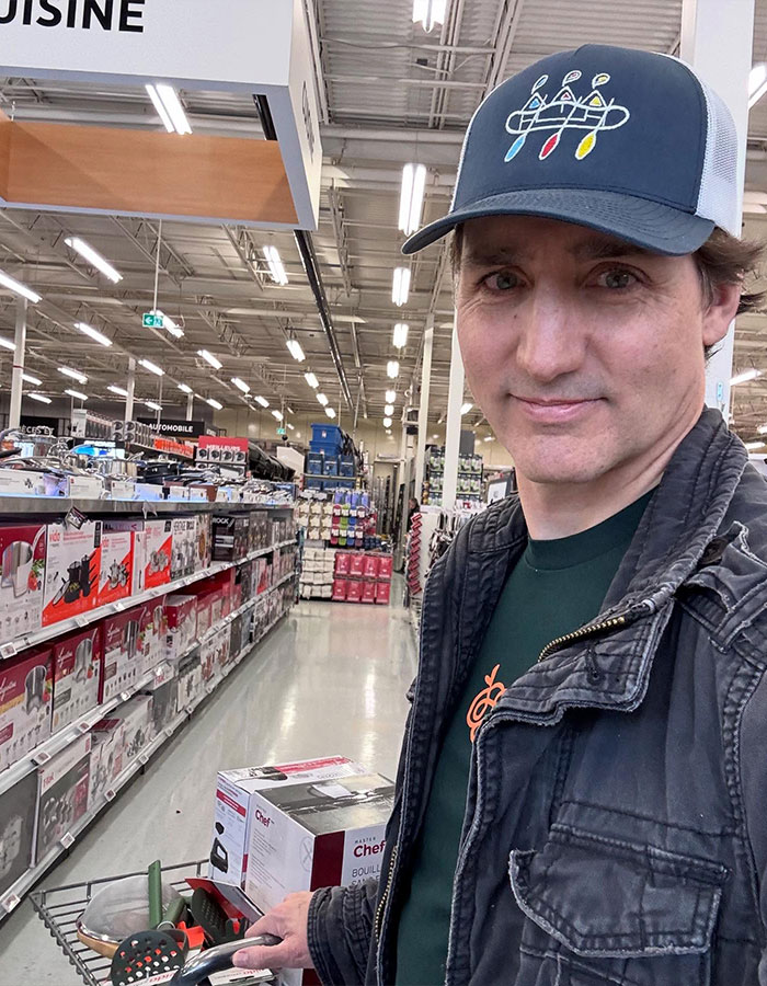Insiders Brand Justin Trudeau’s Romance With Katy Perry A “Midlife Crisis” After Divorce