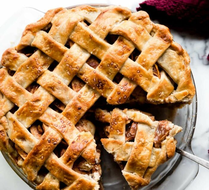 Diet-Obsessed Mom Keeps Food-Shaming Daughter, Finally Gets Called Out After Complaining About Pie