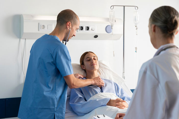 Netizens Shocked By Guy Who Didn&#8217;t Check Up On GF In Emergency Room And Instead Chose To Sleep