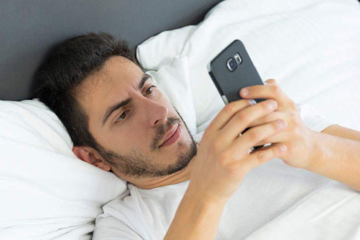 Netizens Shocked By Guy Who Didn&#8217;t Check Up On GF In Emergency Room And Instead Chose To Sleep