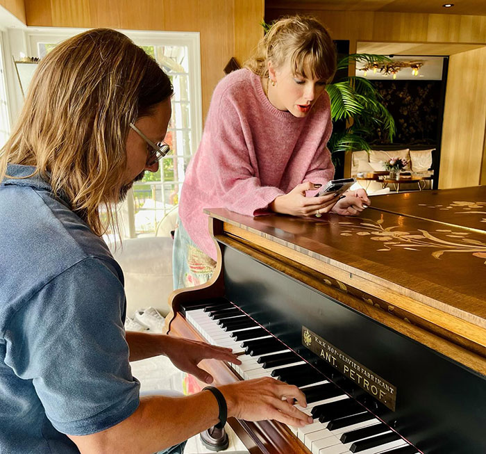 &#8220;This Made Me Cry&#8221;: Strong Reactions After Mom Of Taylor Swift&#8217;s Late Friend Breaks Her Silence