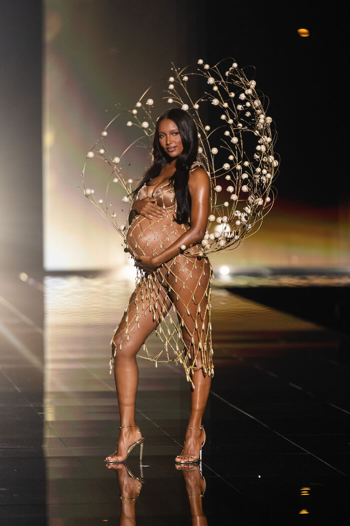 The Most Iconic Looks From The 2025 Victoria’s Secret Fashion Show