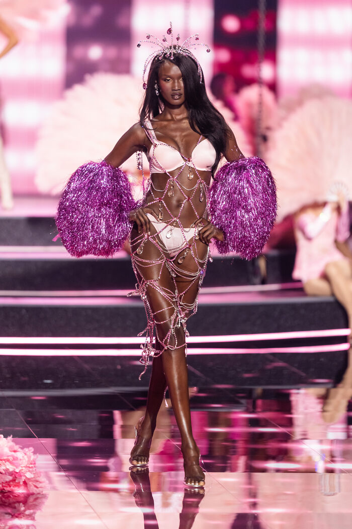 The Most Iconic Looks From The 2025 Victoria’s Secret Fashion Show