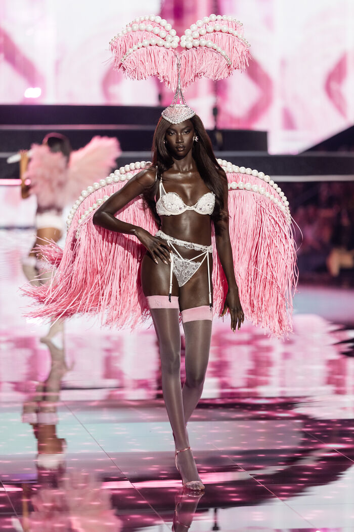 The Most Iconic Looks From The 2025 Victoria’s Secret Fashion Show