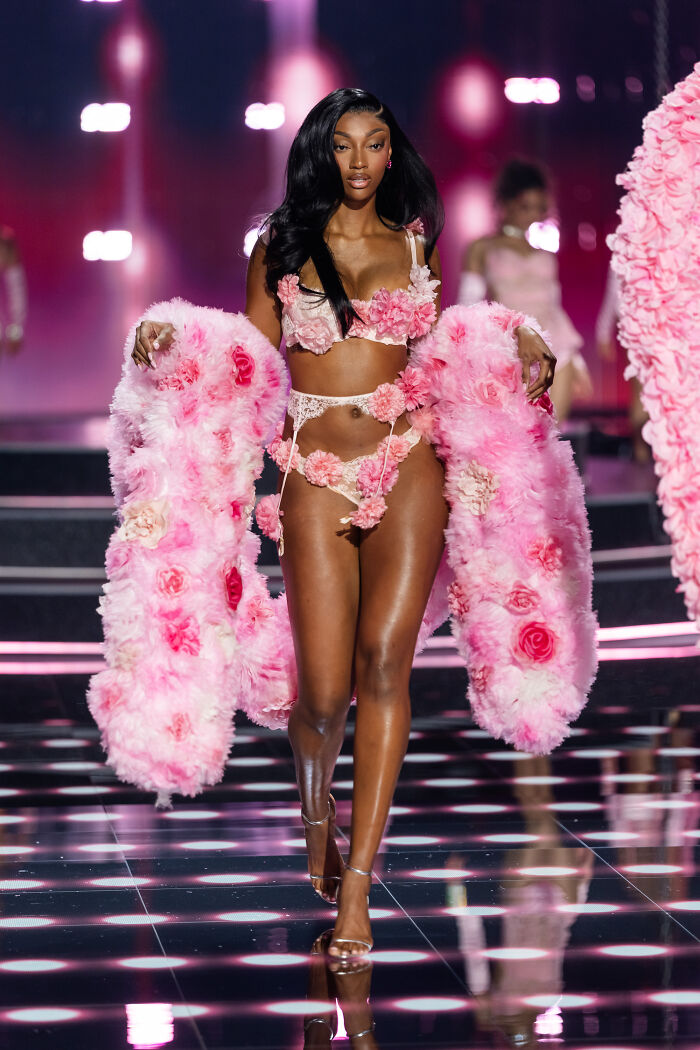 The Most Iconic Looks From The 2025 Victoria’s Secret Fashion Show