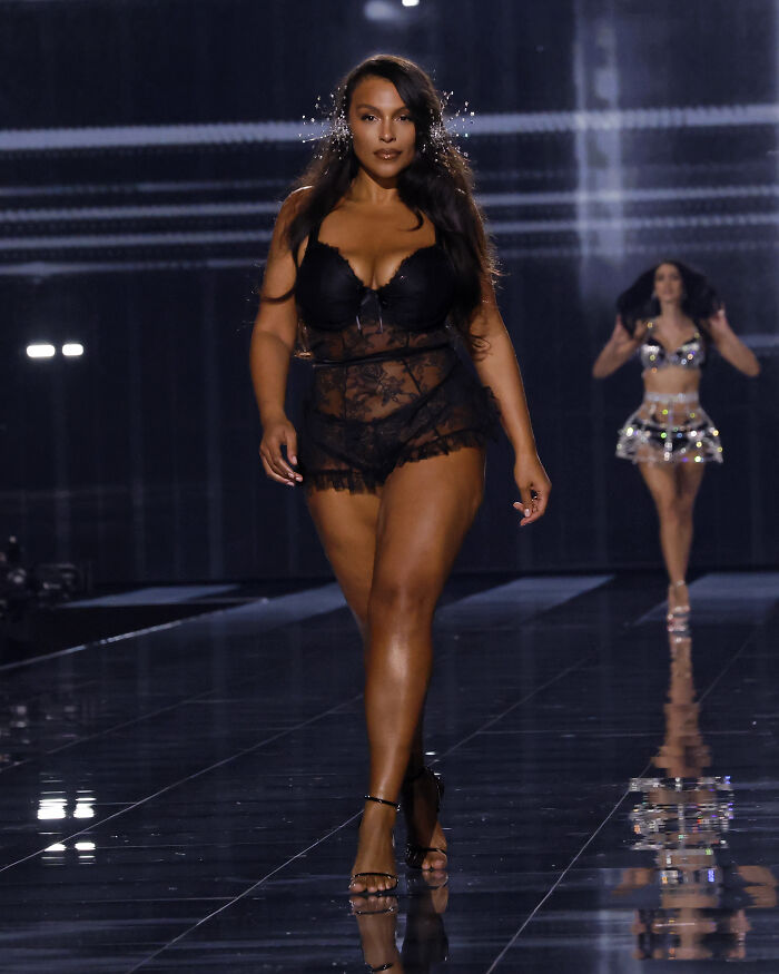 The Most Iconic Looks From The 2025 Victoria’s Secret Fashion Show