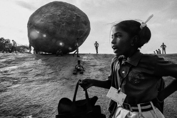 Life On The Streets Of India, Through 20 Beautiful Black-And-White Photos