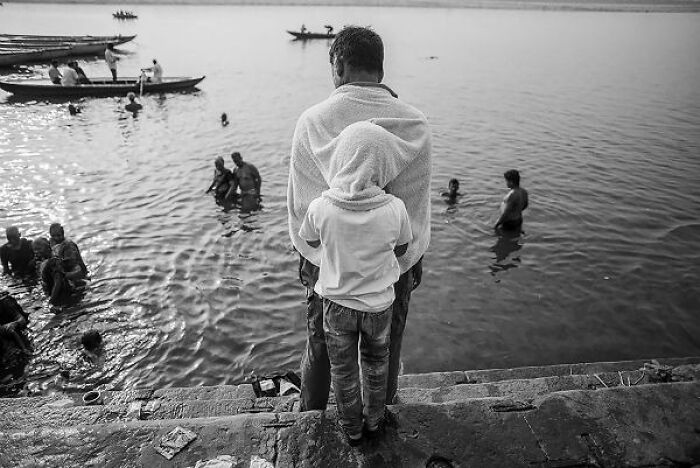 Life On The Streets Of India, Through 20 Beautiful Black-And-White Photos
