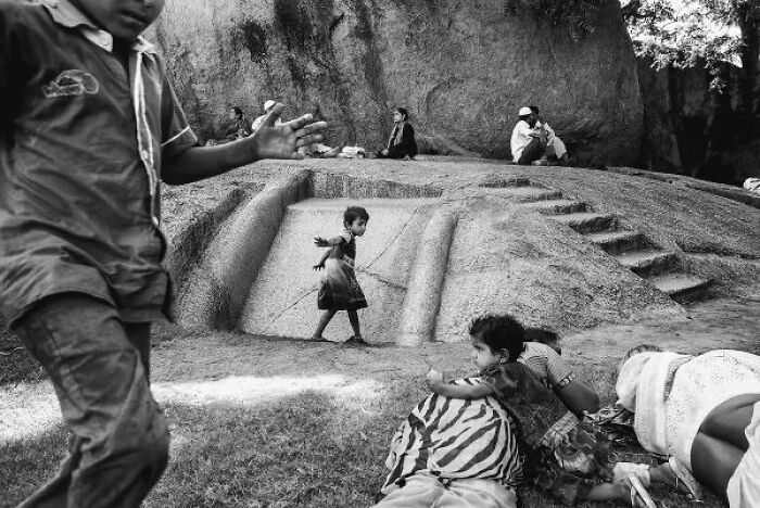 Life On The Streets Of India, Through 20 Beautiful Black-And-White Photos