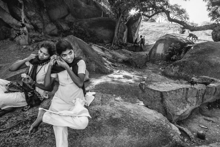Life On The Streets Of India, Through 20 Beautiful Black-And-White Photos