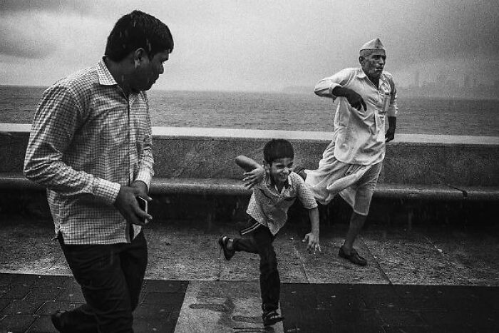 Life On The Streets Of India, Through 20 Beautiful Black-And-White Photos
