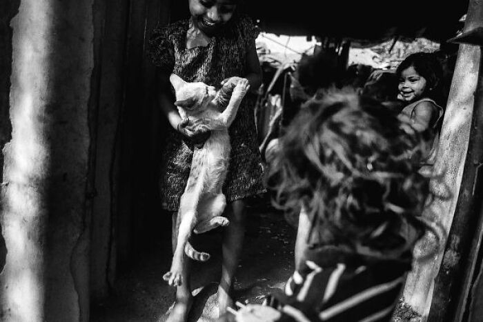 Life On The Streets Of India, Through 20 Beautiful Black-And-White Photos