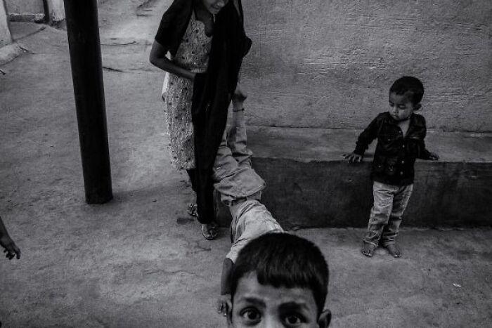 Life On The Streets Of India, Through 20 Beautiful Black-And-White Photos