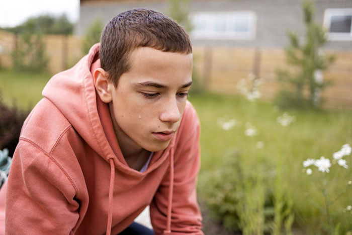 Parents Kick Troublemaker Teen Out With Just $20, Pick Him Up Days Later, He Can&#8217;t Forgive Them