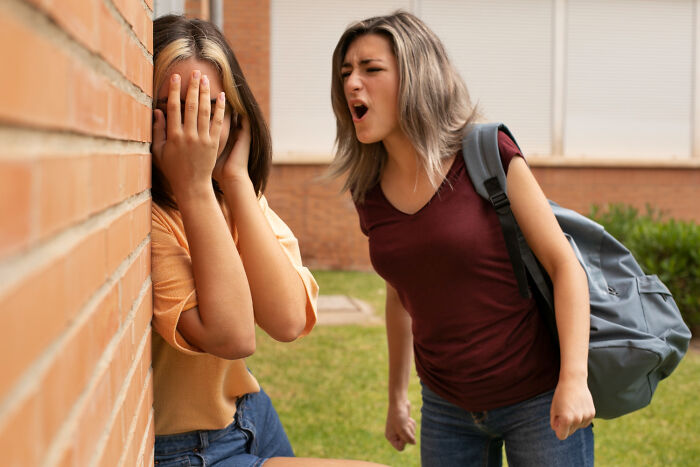 32 Shocking Things Popular Kids Did In School That Turned Them Into Outcasts
