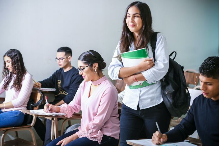 32 Shocking Things Popular Kids Did In School That Turned Them Into Outcasts