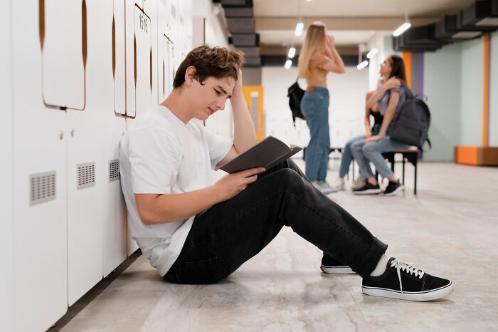 32 Shocking Things Popular Kids Did In School That Turned Them Into Outcasts