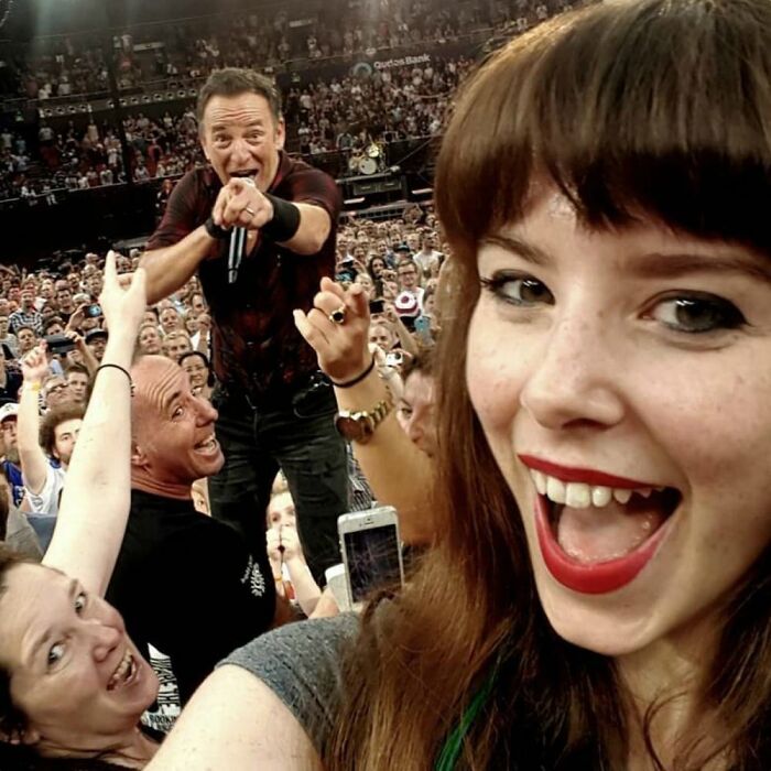 43 Photobombs That Were Either Total Disasters Or Absolute Perfection