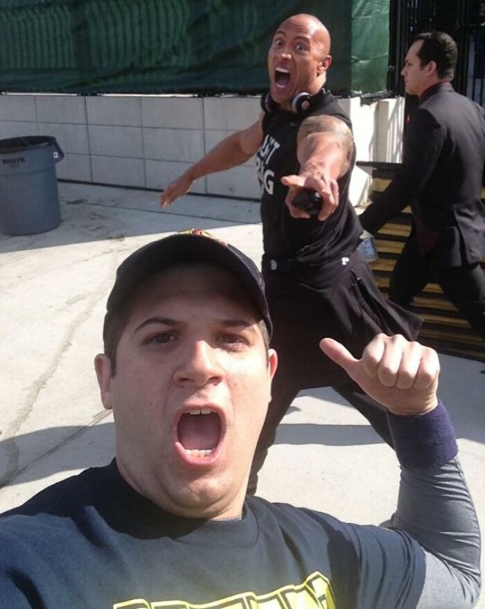 43 Photobombs That Were Either Total Disasters Or Absolute Perfection
