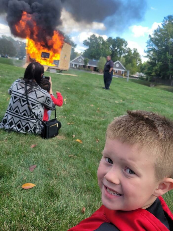 43 Photobombs That Were Either Total Disasters Or Absolute Perfection