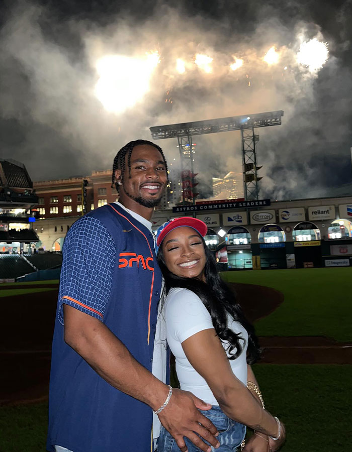 Simone Biles And Jonathan Owens Slammed After &#8220;Cringe&#8221; PDA Video Goes Viral: &#8220;He Doesn&#8217;t Respect His Wife&#8221;