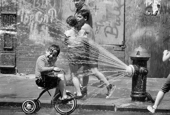 30 Of The Most Interesting Images Picked By “The Decisive Moments Magazine” (New Pics)
