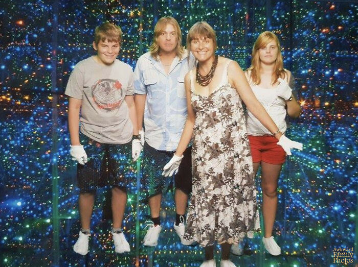 73 Times Families Took These Photos Only To End Up Being Laughed Or Cringed At Online Forever