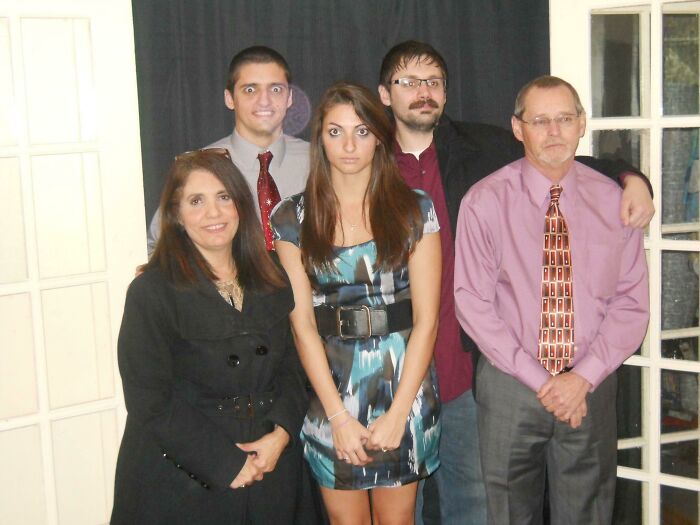 73 Times Families Took These Photos Only To End Up Being Laughed Or Cringed At Online Forever
