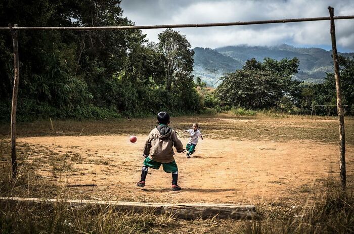 33 Beautiful Photos Of Childhood Around The World, Shared By The ‘Photocrowd’ Instagram Account