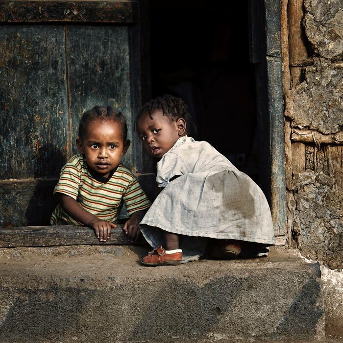 33 Beautiful Photos Of Childhood Around The World, Shared By The ‘Photocrowd’ Instagram Account