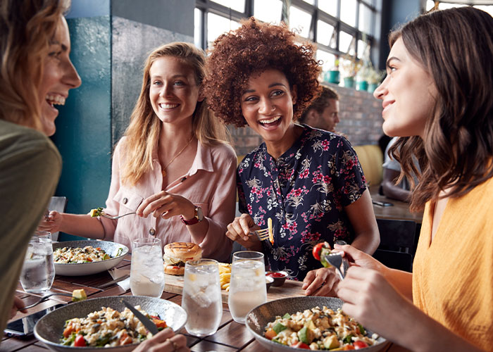 Woman Invites Only Some Members Of Friend Group For Dinner, Finds Out She Can’t Do That Woman Invites Only Some Members Of Friend Group For Dinner, Finds Out She Can’t Do That