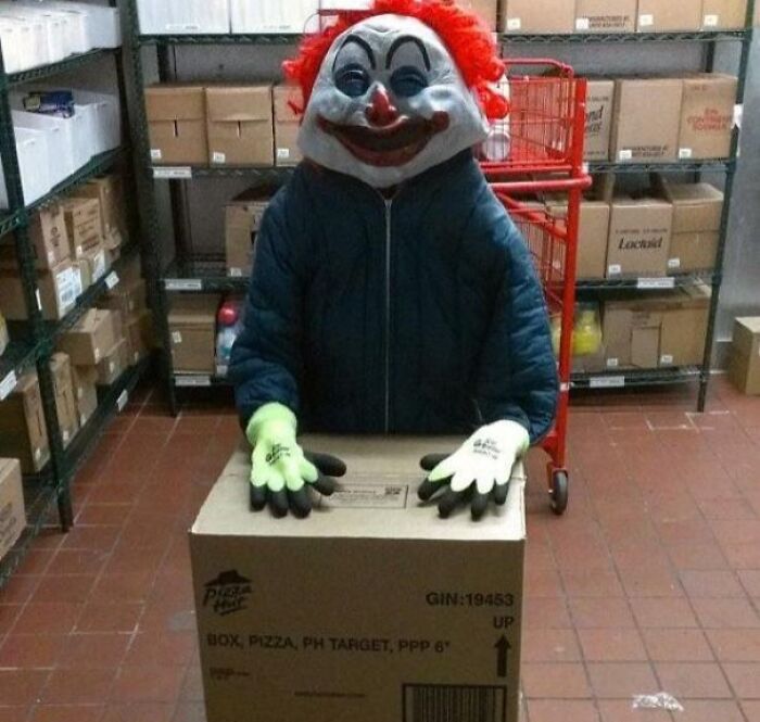 96 Jobs That Should Pay More Based On These Creepy And Unsettling Photos That Workers Took (New Pics) 96 Jobs That Should Pay More Based On These Creepy And Unsettling Photos That Workers Took (New Pics)