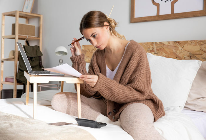 BF Brags About Covering Expenses For B-day Trip, Friends Shocked When GF Reveals She Was Behind It BF Brags About Covering Expenses For B-day Trip, Friends Shocked When GF Reveals She Was Behind It