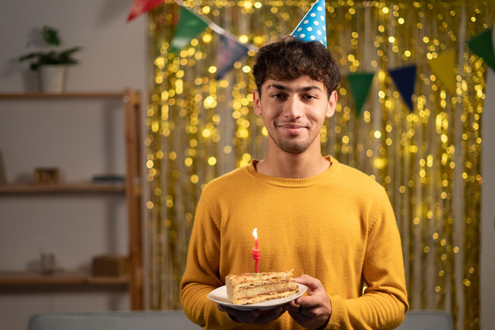 BF Brags About Covering Expenses For B-day Trip, Friends Shocked When GF Reveals She Was Behind It BF Brags About Covering Expenses For B-day Trip, Friends Shocked When GF Reveals She Was Behind It