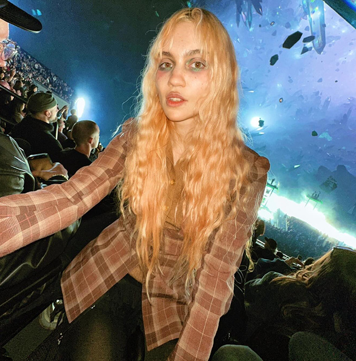 “Ringworm”: Elon Musk’s Ex Grimes Stuns Fans With “Insane” Face Tattoo “Ringworm”: Elon Musk’s Ex Grimes Stuns Fans With “Insane” Face Tattoo