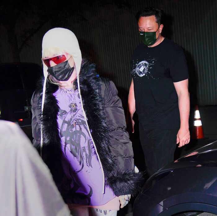 “Ringworm”: Elon Musk’s Ex Grimes Stuns Fans With “Insane” Face Tattoo “Ringworm”: Elon Musk’s Ex Grimes Stuns Fans With “Insane” Face Tattoo