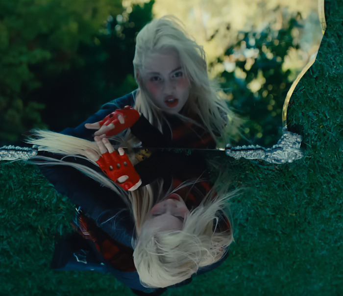 “Ringworm”: Elon Musk’s Ex Grimes Stuns Fans With “Insane” Face Tattoo “Ringworm”: Elon Musk’s Ex Grimes Stuns Fans With “Insane” Face Tattoo
