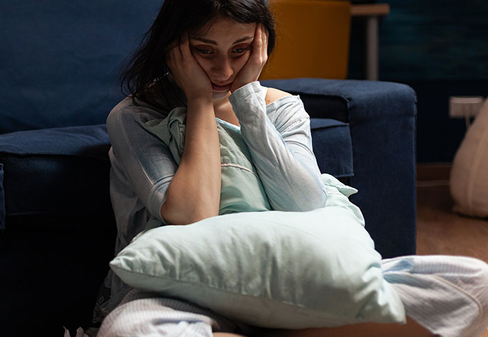 Woman Refuses To Pay Half Price For New Couch As Heavier Roommate Wore Out The Old One More Woman Refuses To Pay Half Price For New Couch As Heavier Roommate Wore Out The Old One More