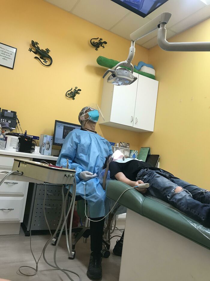 63 Hilarious And Wholesome Things Doctors Did To Put Their Patients At Ease (New Pics) 63 Hilarious And Wholesome Things Doctors Did To Put Their Patients At Ease (New Pics)